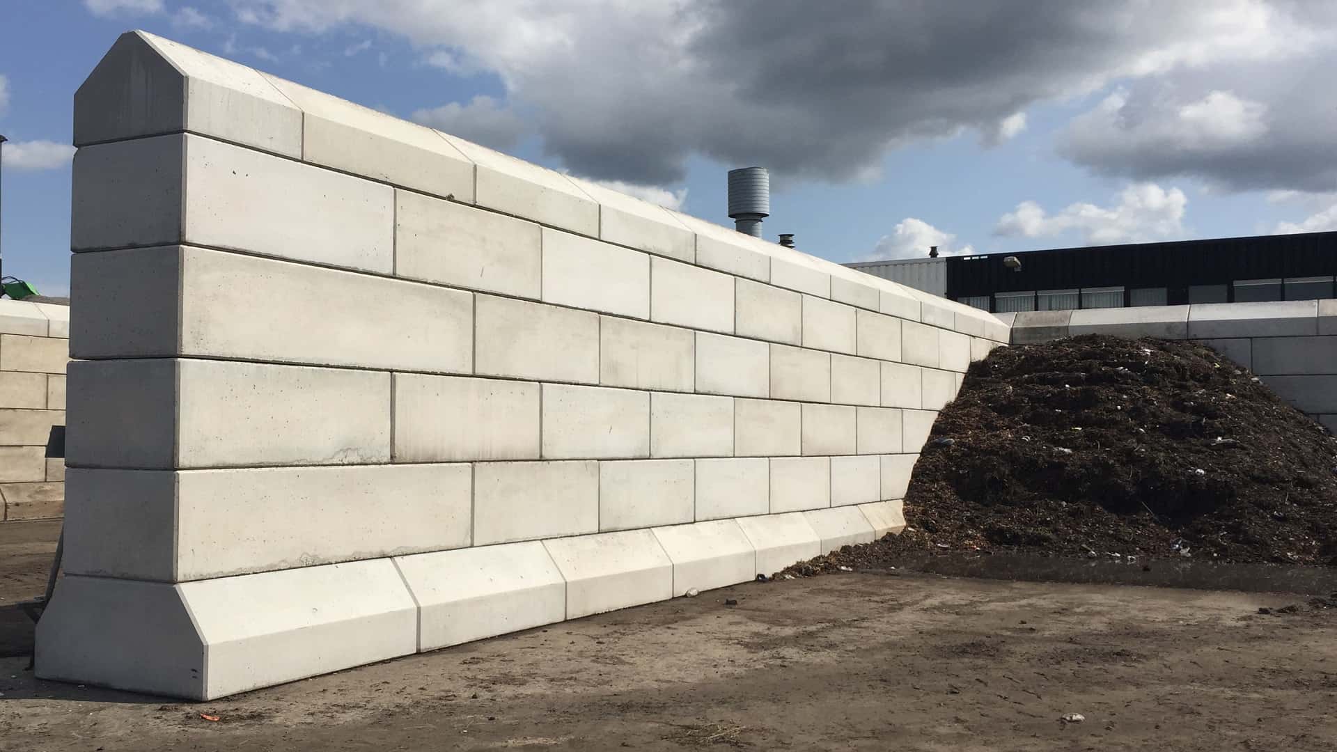 Nieuwe blokkenwand bulkterminal Veghel