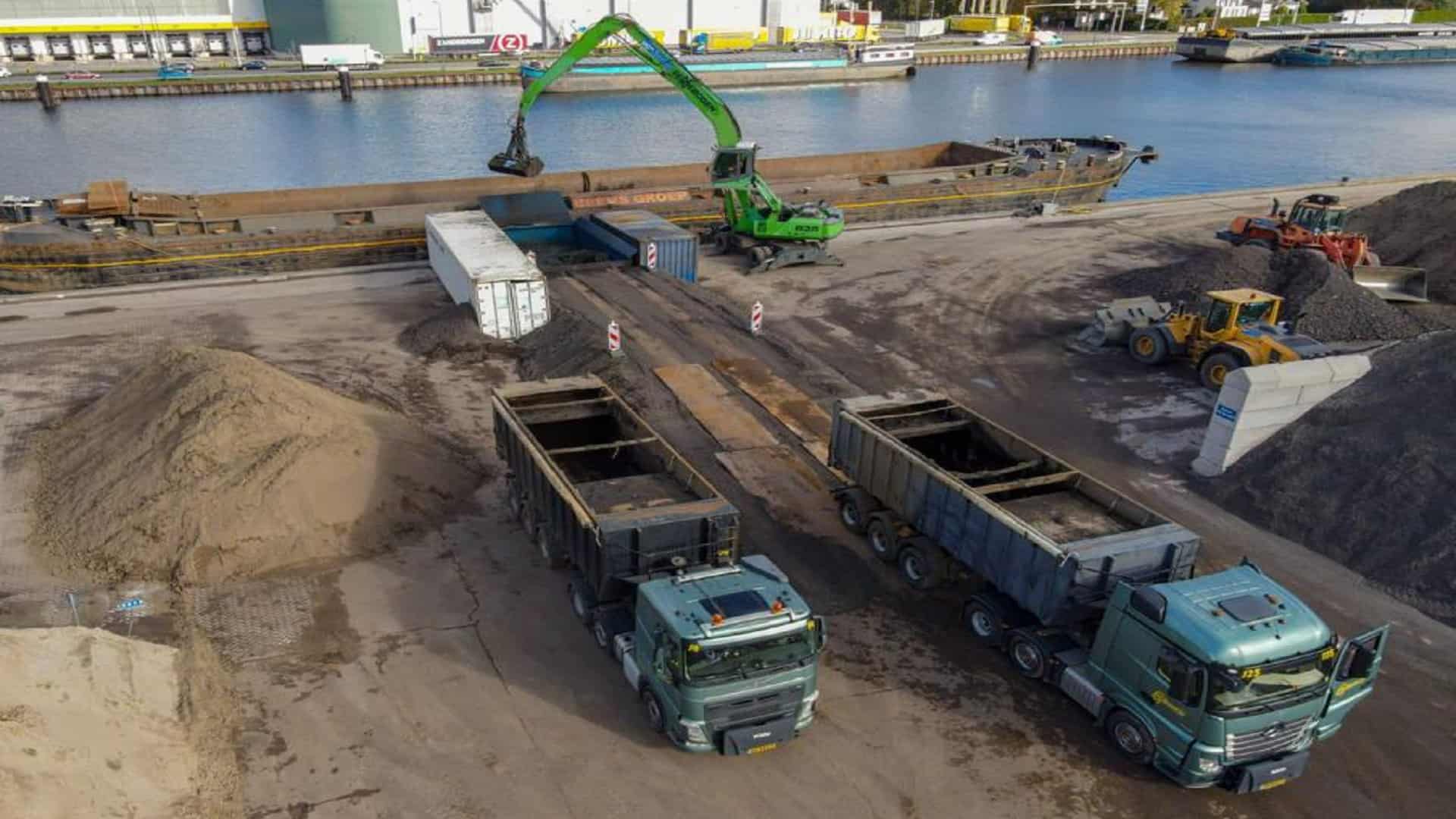 Overslag van bagger bij Van Berkel Bouwstoffen & Transport Veghel