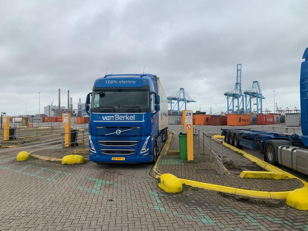 Elektrische truck in haven Rotterdam